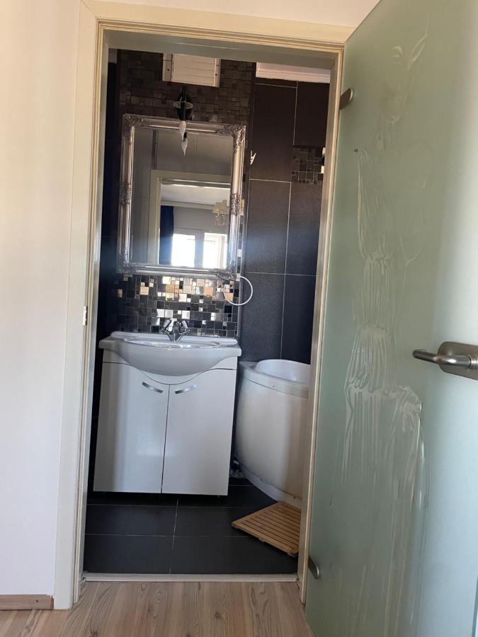 Apartament Cu 3 Dormitoare Jolie.M Leilighet Galaţi Eksteriør bilde