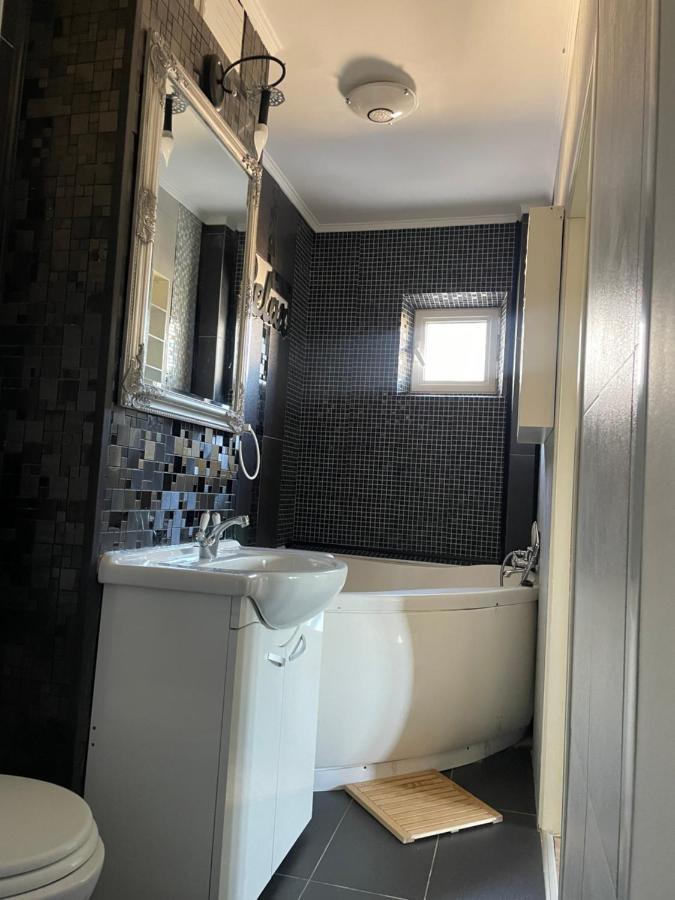 Apartament Cu 3 Dormitoare Jolie.M Leilighet Galaţi Eksteriør bilde