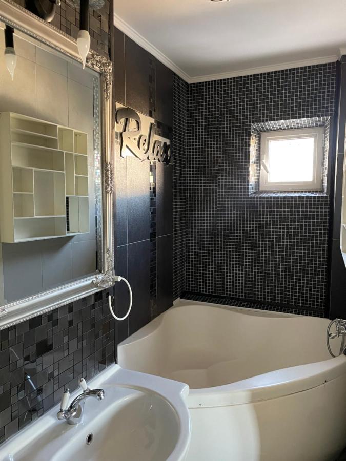 Apartament Cu 3 Dormitoare Jolie.M Leilighet Galaţi Eksteriør bilde