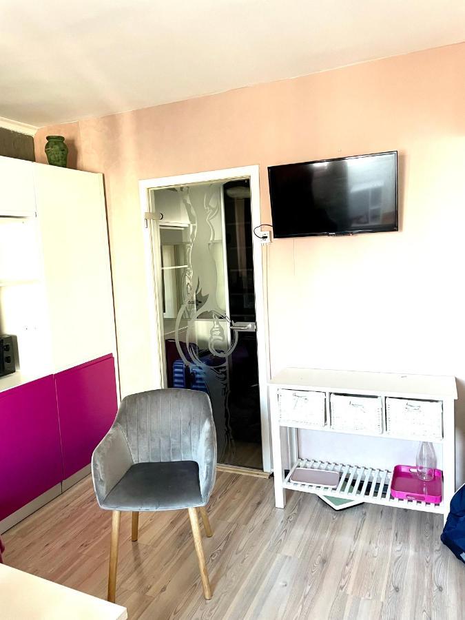 Apartament Cu 3 Dormitoare Jolie.M Leilighet Galaţi Eksteriør bilde