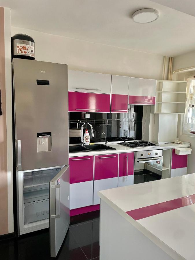 Apartament Cu 3 Dormitoare Jolie.M Leilighet Galaţi Eksteriør bilde