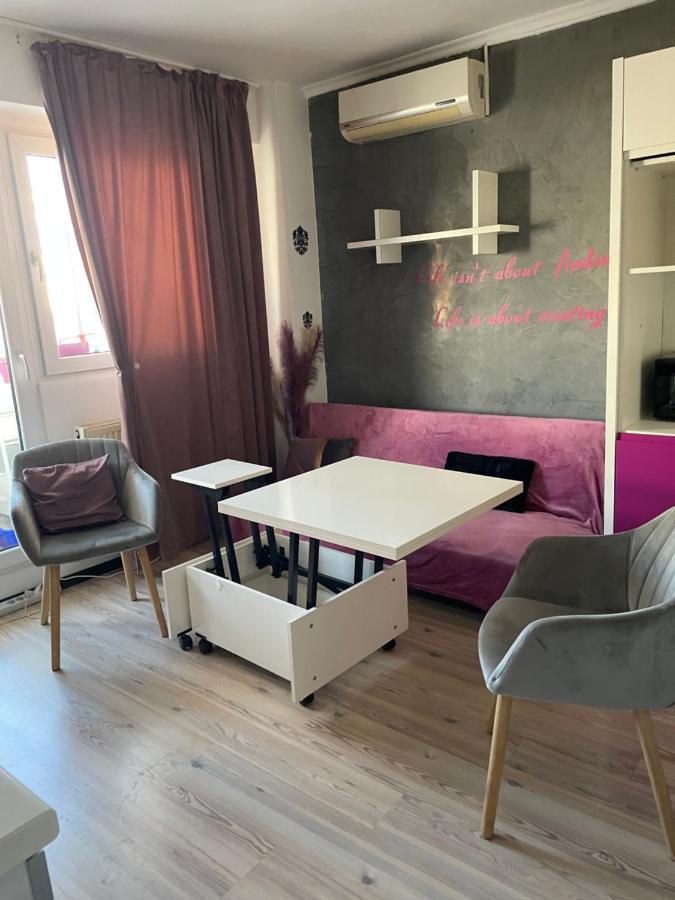 Apartament Cu 3 Dormitoare Jolie.M Leilighet Galaţi Eksteriør bilde